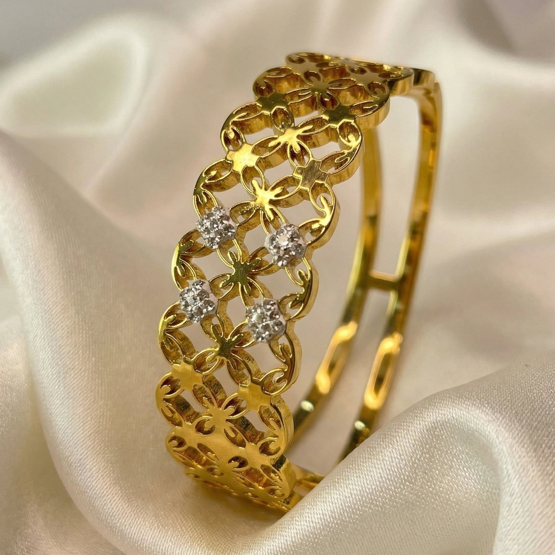 Royal Lattice Diamond Hand Cuff - Royal Lattice Diamond Hand CuffGlow with NazGlow With NazN-B015Royal Lattice Diamond Hand Cuff